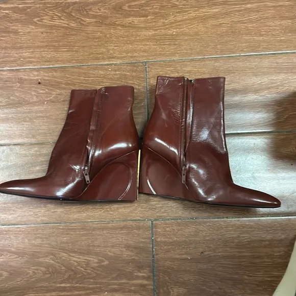 Gorgeous Authentic Fendi leather reddish brown wedge booties gold stripe