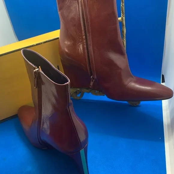 Gorgeous Authentic Fendi leather reddish brown wedge booties gold stripe