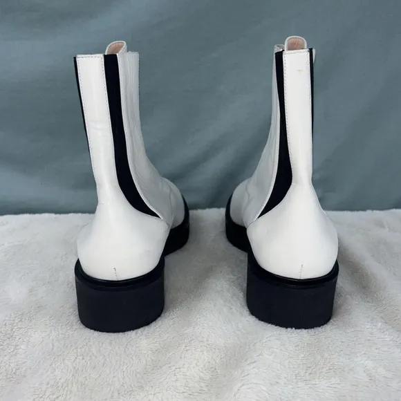 GUC STUART WEITZMAN Lodge Zip Leather Bootie in White Size 8