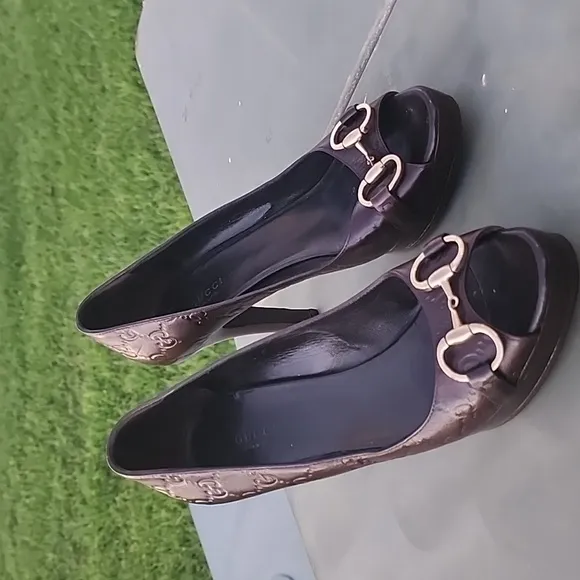 Gucci Gold clasp Horsebit Brown Leather GG Peep Toe Heels Size 40.5 C