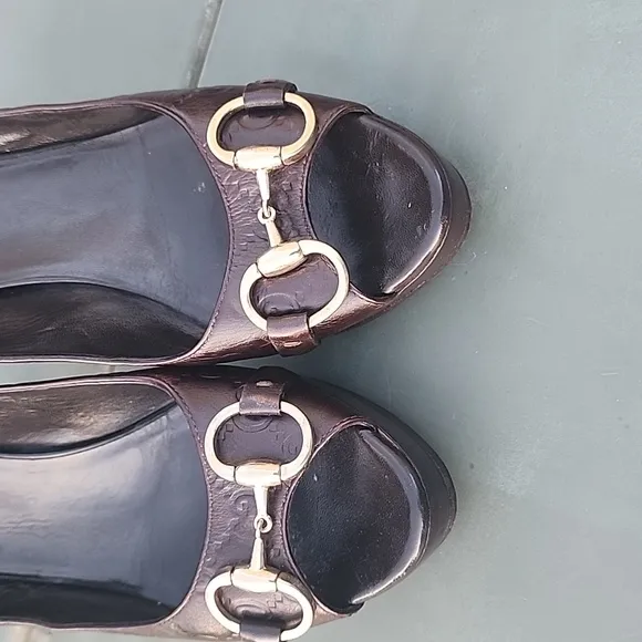 Gucci Gold clasp Horsebit Brown Leather GG Peep Toe Heels Size 40.5 C