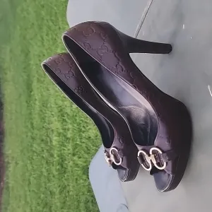 Gucci Gold clasp Horsebit Brown Leather GG Peep Toe Heels Size 40.5 C