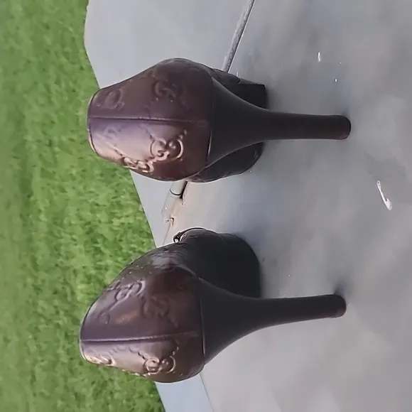 Gucci Gold clasp Horsebit Brown Leather GG Peep Toe Heels Size 40.5 C