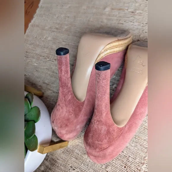 Gucci  • Pink Champagne / Rose Suede Peep Toe Platform Pumps