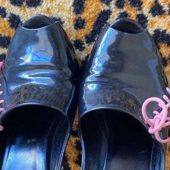 Gucci Vintage 90s lace up black patent leather pink lace up peep toe stilettos