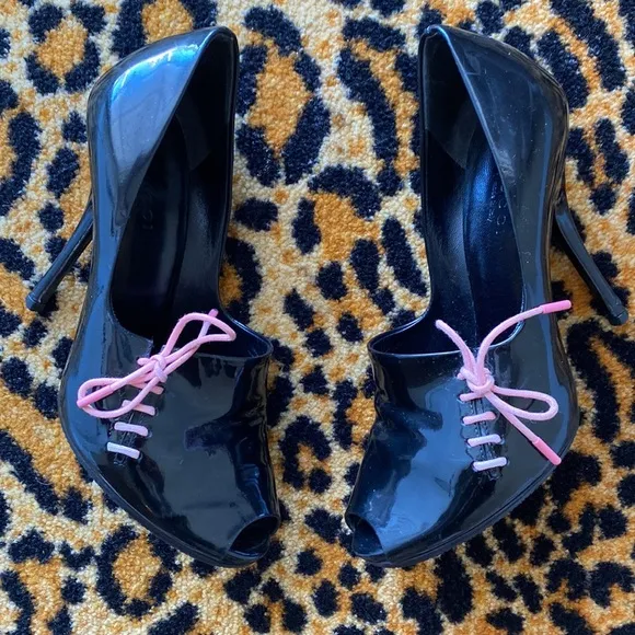 Gucci Vintage 90s lace up black patent leather pink lace up peep toe stilettos