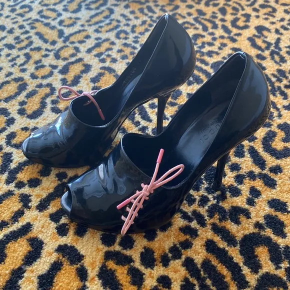 Gucci Vintage 90s lace up black patent leather pink lace up peep toe stilettos