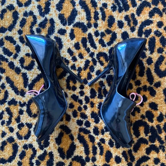 Gucci Vintage 90s lace up black patent leather pink lace up peep toe stilettos