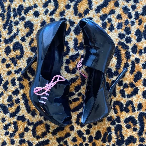 Gucci Vintage 90s lace up black patent leather pink lace up peep toe stilettos