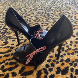 Gucci Vintage 90s lace up black patent leather pink lace up peep toe stilettos
