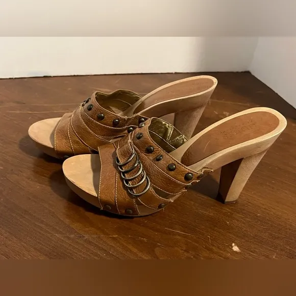 Guess &quot;Reddy&quot; Brown Platform Open Toe Clogs Sandals. 8M