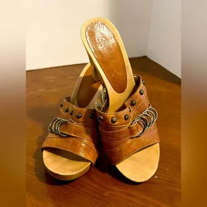 Guess &quot;Reddy&quot; Brown Platform Open Toe Clogs Sandals. 8M