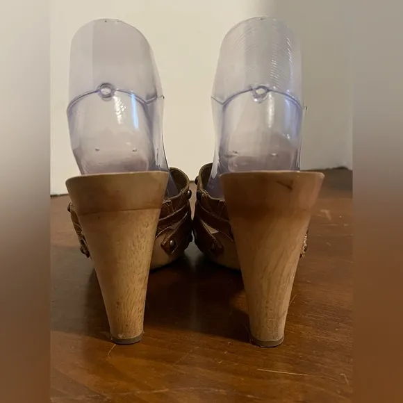Guess &quot;Reddy&quot; Brown Platform Open Toe Clogs Sandals. 8M