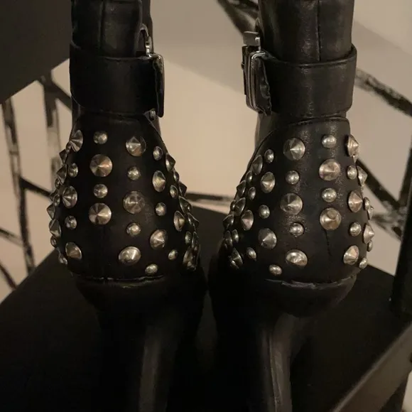 Heel-less Spike Boots!!!