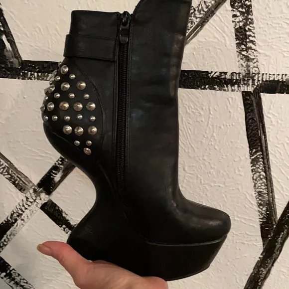 Heel-less Spike Boots!!!