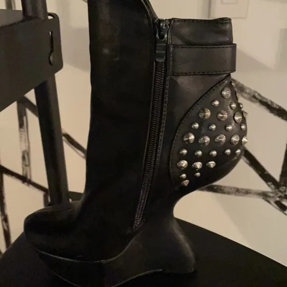 Heel-less Spike Boots!!!
