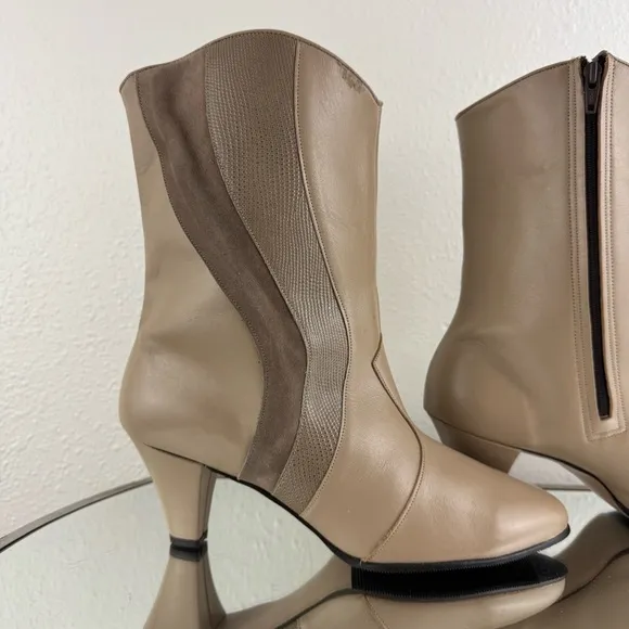 HILL &amp; DALE Vintage 1970s Designer Tan Beige Leather Swirl Low Heel Ankle Boots