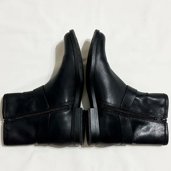 House of Harlow 1960 Portia Black Leather Side-Zip Harness Moto Ankle Boots - 8M