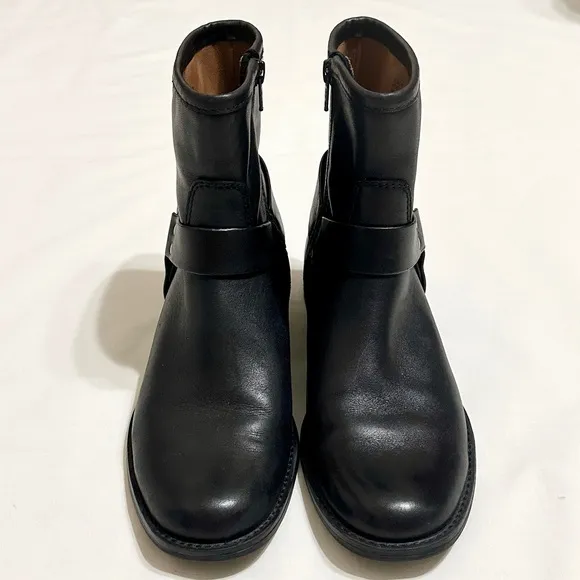 House of Harlow 1960 Portia Black Leather Side-Zip Harness Moto Ankle Boots - 8M