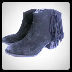 HP 2/1🎉Marc Fisher Fringe Boots Size 10