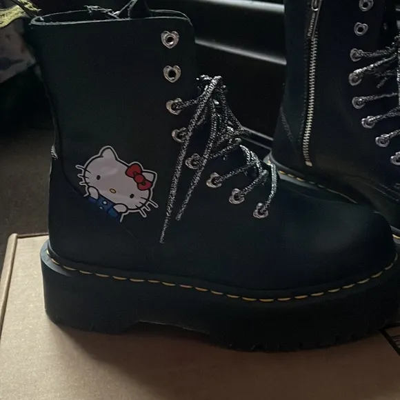 JADON WOMEN'S HELLO KITTY PLATFORM BOOTS