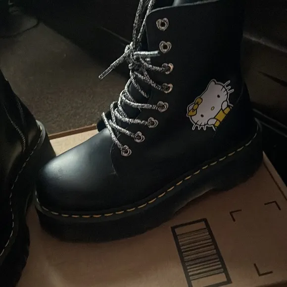 JADON WOMEN'S HELLO KITTY PLATFORM BOOTS