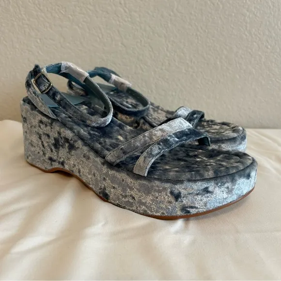 Jeffery Campbell Women’s Activate Blue Crushed Velvet Platform Sandal, Size 9