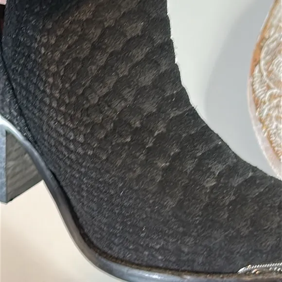 JEFFREY CAMPBELL BLACK SNAKESKIN DESIGN  BOOTIES SIZE 6