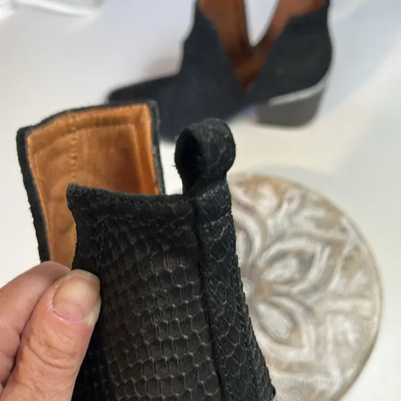 JEFFREY CAMPBELL BLACK SNAKESKIN DESIGN  BOOTIES SIZE 6