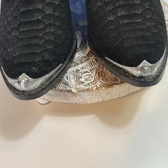 JEFFREY CAMPBELL BLACK SNAKESKIN DESIGN  BOOTIES SIZE 6