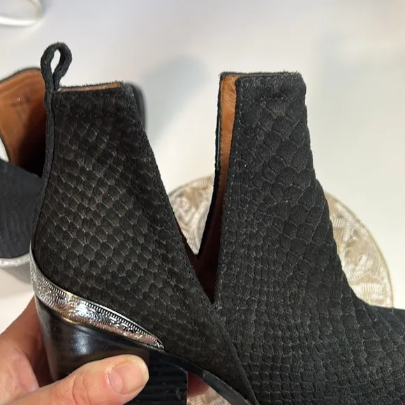 JEFFREY CAMPBELL BLACK SNAKESKIN DESIGN  BOOTIES SIZE 6