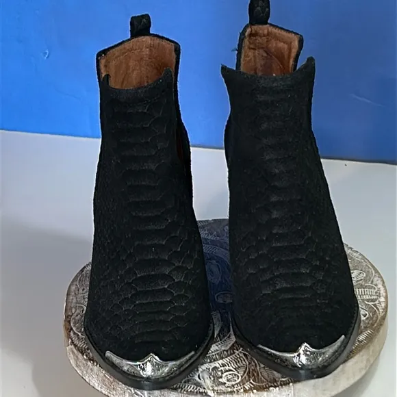 JEFFREY CAMPBELL BLACK SNAKESKIN DESIGN  BOOTIES SIZE 6