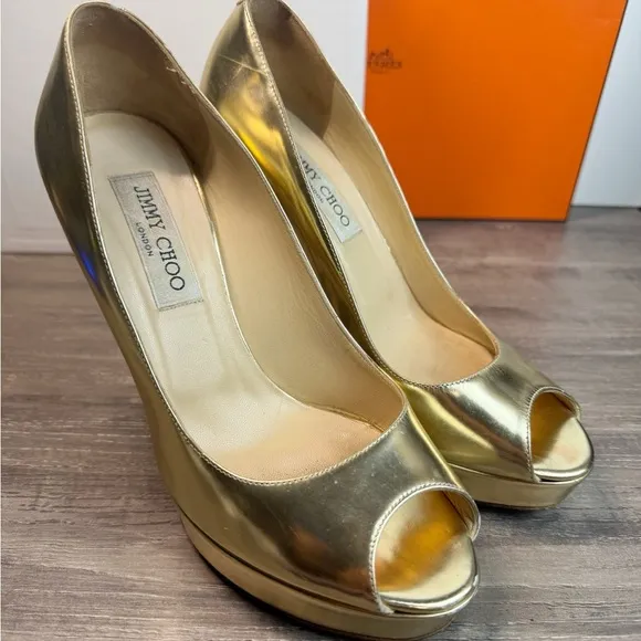 Jimmy Choo Metallic Gold Patent Leather Crown Peep Toe Heels size 8.5/38.5 $850