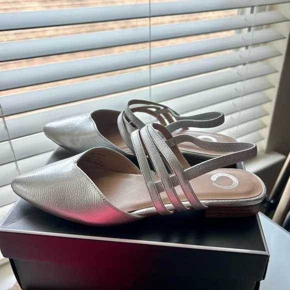 Journee Collection Brinney Silver Flats 0.5&quot; Block Heel Size 6