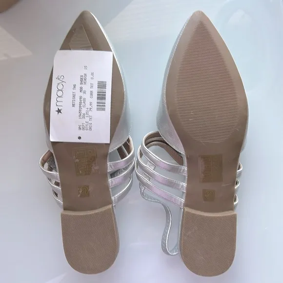 Journee Collection Brinney Silver Flats 0.5&quot; Block Heel Size 6