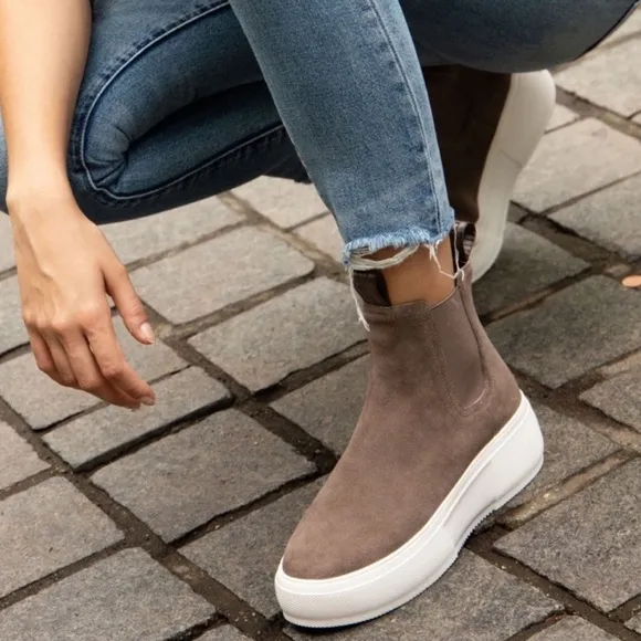 J/SLIDES NYC Cora Tan Suede Platform Sneaker Chelsea Boots Size 9