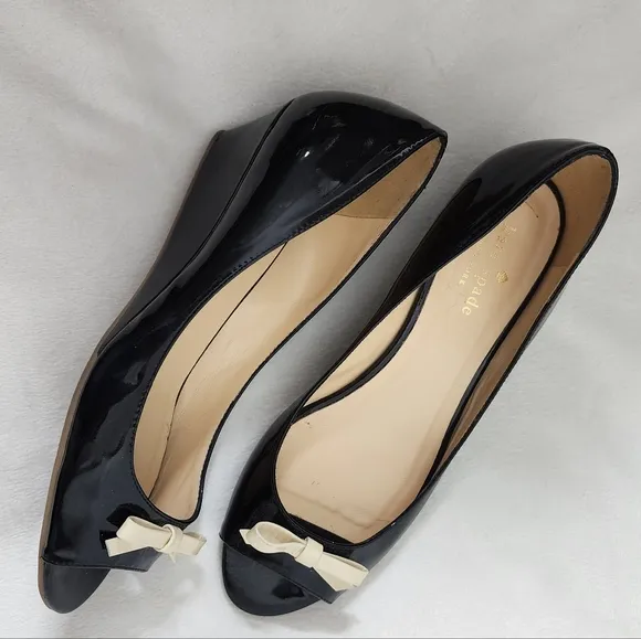 Kate Spade NY Patent Leather Wedge Shoes Low Beige Bow Peep Toe Summer Designer