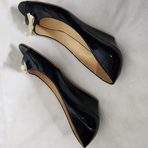 Kate Spade NY Patent Leather Wedge Shoes Low Beige Bow Peep Toe Summer Designer