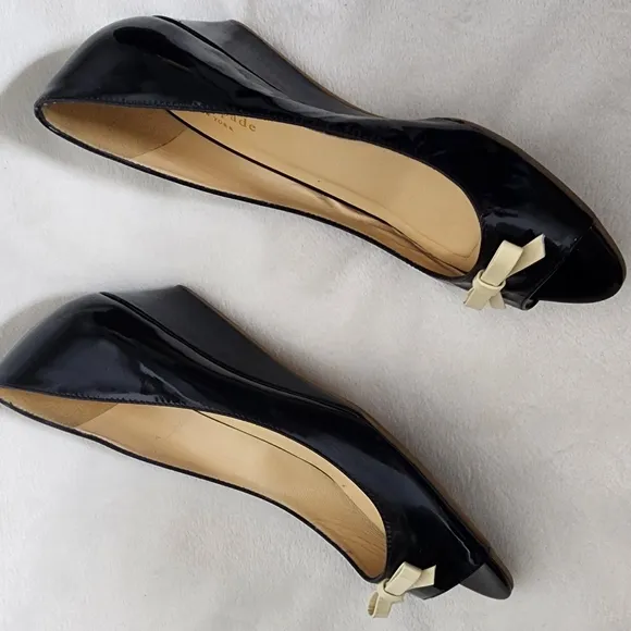 Kate Spade NY Patent Leather Wedge Shoes Low Beige Bow Peep Toe Summer Designer