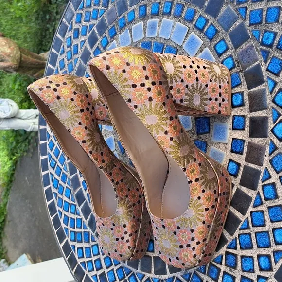 Katy Perry The Uplift Platform Shoe Block Heel Metallic Floral Gold/Black W 9.5