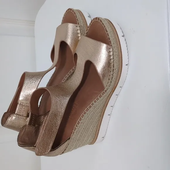 Kenneth Cole Gentle Souls Elyssa T-Strap Rose Gold Wedge Sandals, 6.5, NWOT