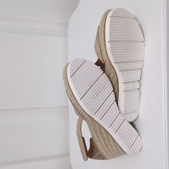 Kenneth Cole Gentle Souls Elyssa T-Strap Rose Gold Wedge Sandals, 6.5, NWOT