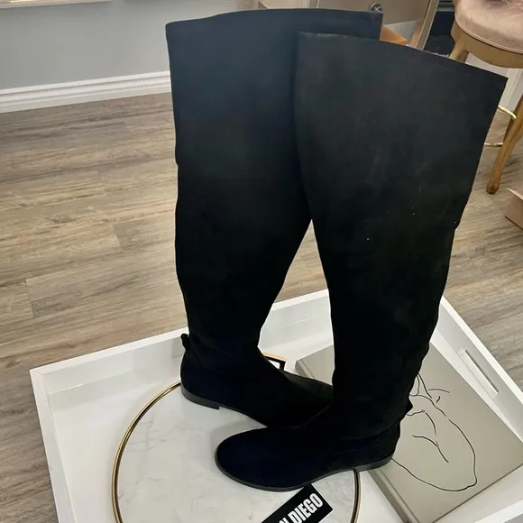 Kennoth Cole Black suede boots