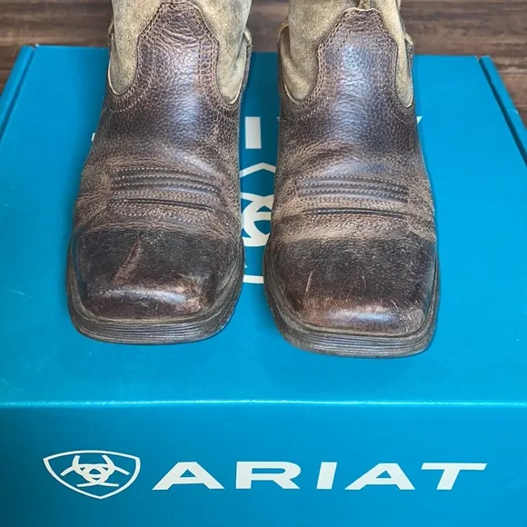 Kids Ariat Boots, size 4