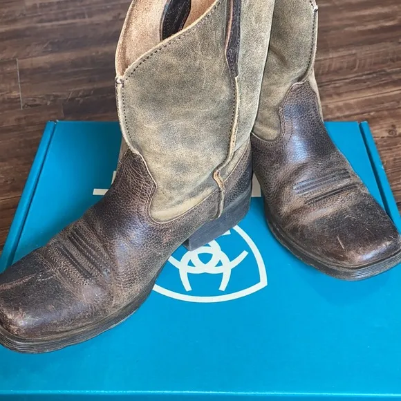 Kids Ariat Boots, size 4