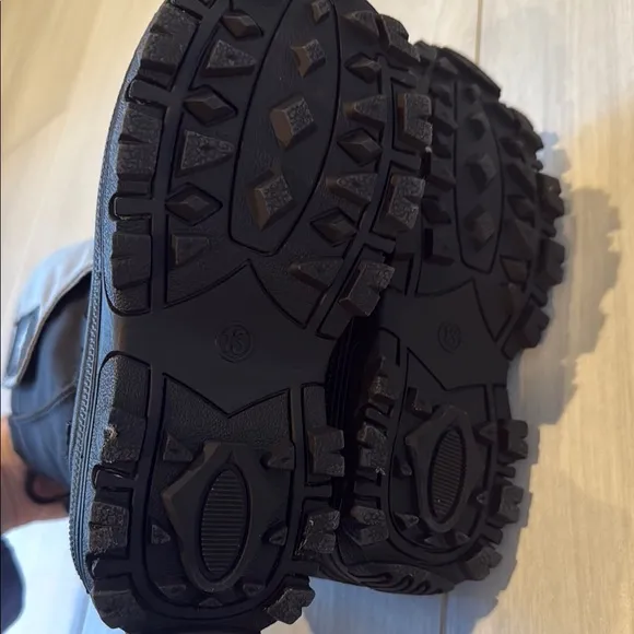 Kids Quebec boots by Tundra, size 13