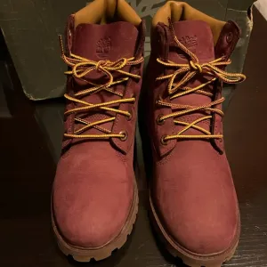 Kids Timberland boot size 5 1/2 color burgundy