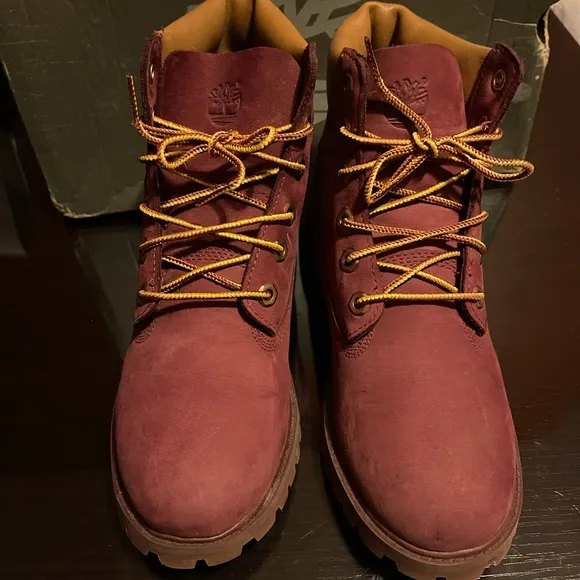 Kids Timberland boot size 5 1/2 color burgundy