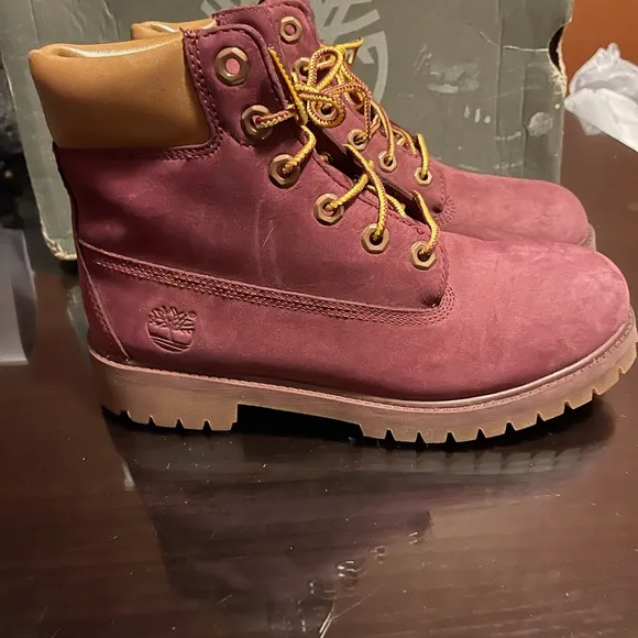 Kids Timberland boot size 5 1/2 color burgundy