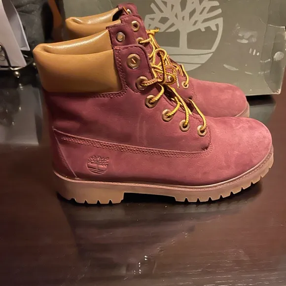 Kids Timberland boot size 5 1/2 color burgundy